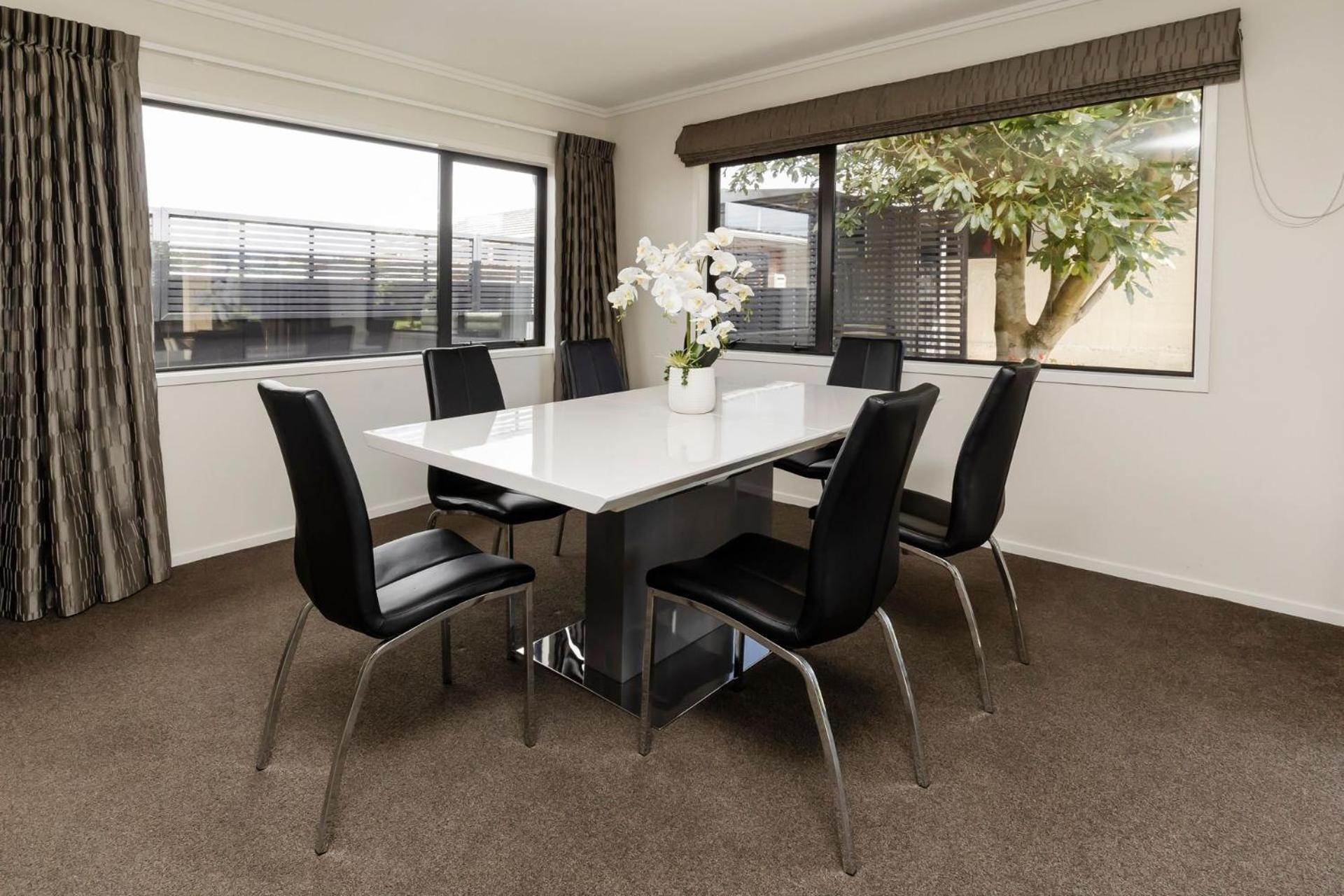 Modern Townhouse In Strandon *